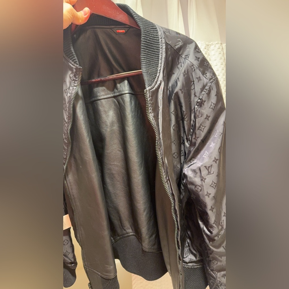 Louie Vuitton Jacket print size Large fit like an XL